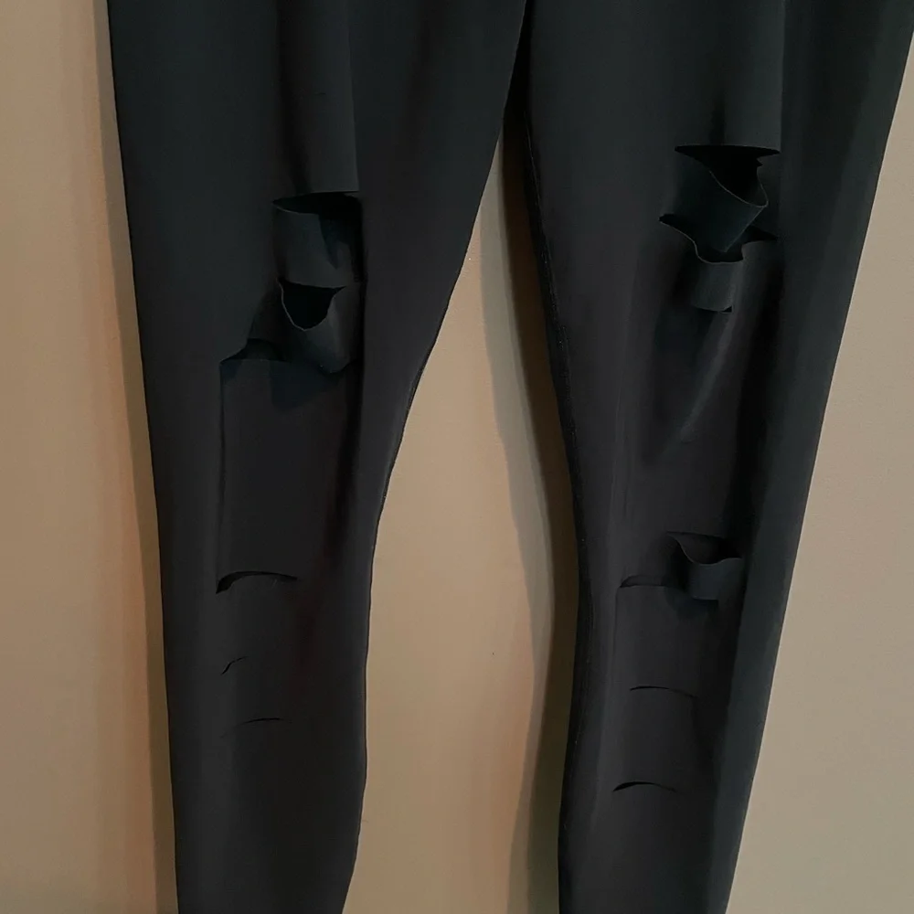Alo Yoga High Waisted Ripped Warrior Legging in Black Size Extra‎ Small
